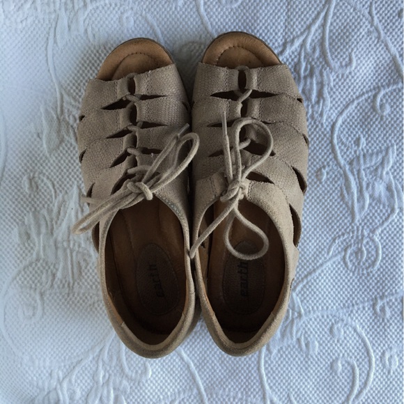 EARTH | Plover leather sandals in taupe - Picture 1 of 11